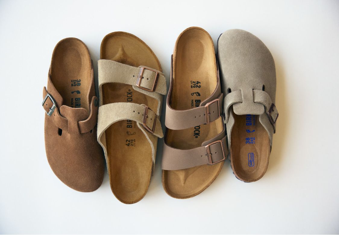 Birkenstock Boston em camurça taupe posicionado num look minimalista de streetwear.